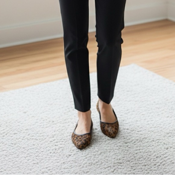 Loft Pointed Toe Flats Size 6 1/2 M - Picture 1 of 4